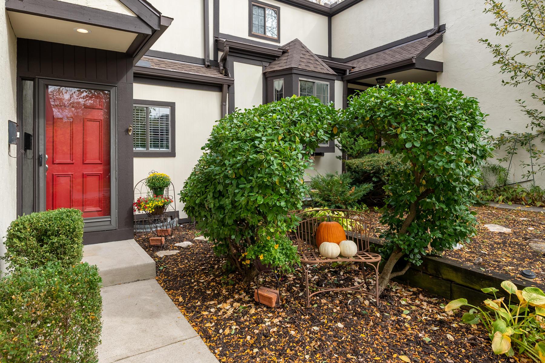 25b 214 Saint Antoine Street, Sold in Worthington Zoocasa