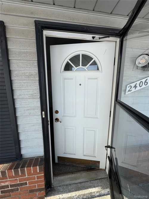 24064 Greenhill Rd, Warren, MI, 48091-3303 | Card Image