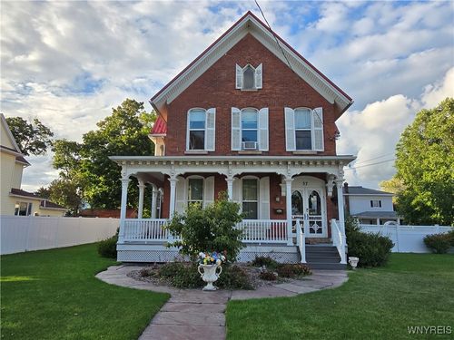 37 State St, Middleport, NY, 14105-1121 | Card Image