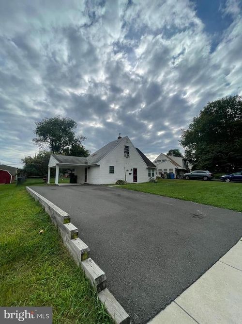 289 Holly Dr, LEVITTOWN, PA, 19055-1330 | Card Image