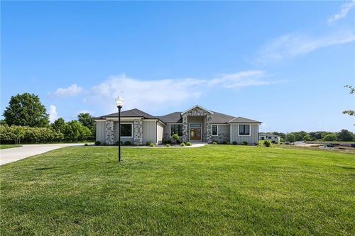7555 Nw Fawn Ave, Parkville, MO, 64152 | Card Image