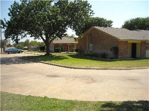 105 Northgate Cir, Burnet, TX, 78611-1423 | Card Image