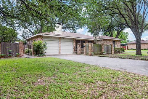 2101 Hermanson Dr, Waco, TX, 76710-2619 | Card Image