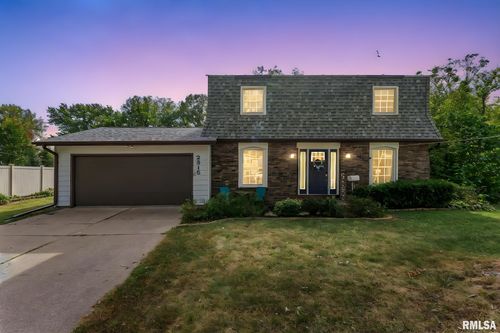 2315 Kingsway Dr, Bettendorf, IA, 52722-2163 | Card Image
