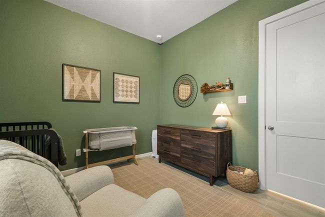 Generous size closet. | Image 25