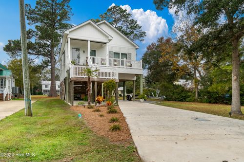 307 Vandemere St, Oriental, NC, 28571-9387 | Card Image