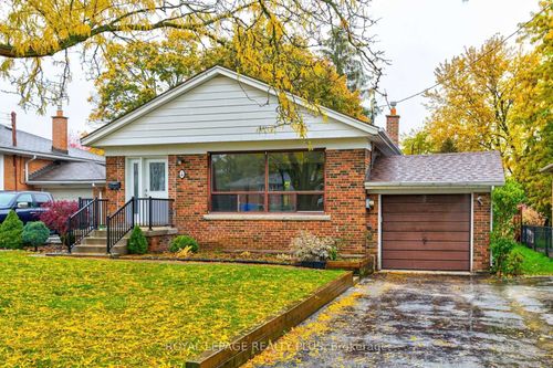 4 Nashland Avenue, Etobicoke, ON, M9B2V4 | Card Image