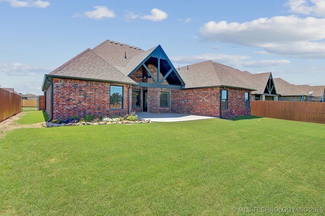 Spacious back yard. | Image 41