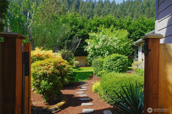 Entrance to back yard | Image 28