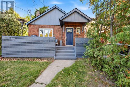 16 Smithfield Drive, House with 3 bedrooms, 2 bathrooms and 3 parking in Toronto (Stonegate-Queensway) ON | Card Image