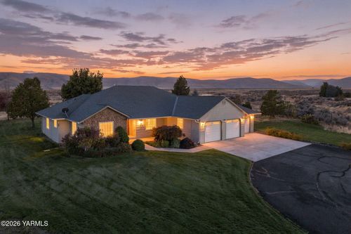 380 Pheasant Crest Dr, Yakima, WA, 98908-8738 | Card Image