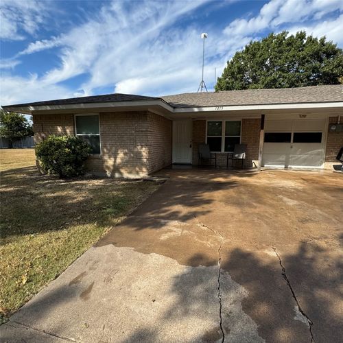1215 Narrow Ln, Red Oak, TX, 75154-2911 | Card Image