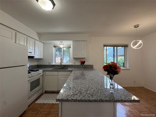 29318 Orvylle Dr, Warren, MI, 48092-2355 | Card Image