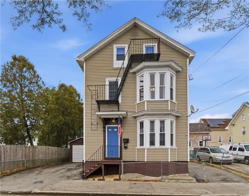 35 Gifford St, Providence, RI, 02909-3712 | Card Image