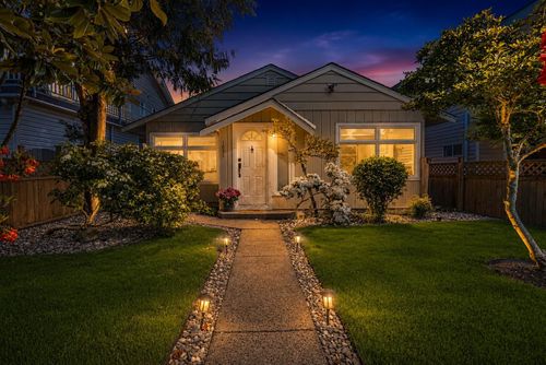 1698 Garden Ave, North Vancouver, BC, V7P3A7 | Card Image