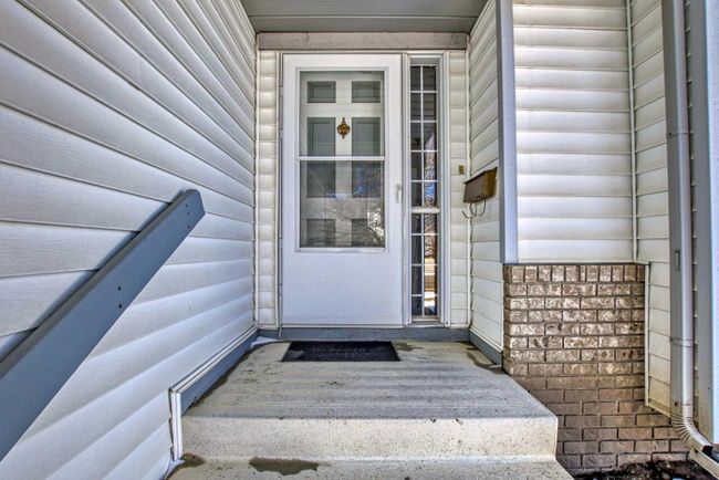 109 Hawkhill Road Nw, Home with 3 bedrooms, 3 bathrooms and 4 parking in Calgary AB | Image 2