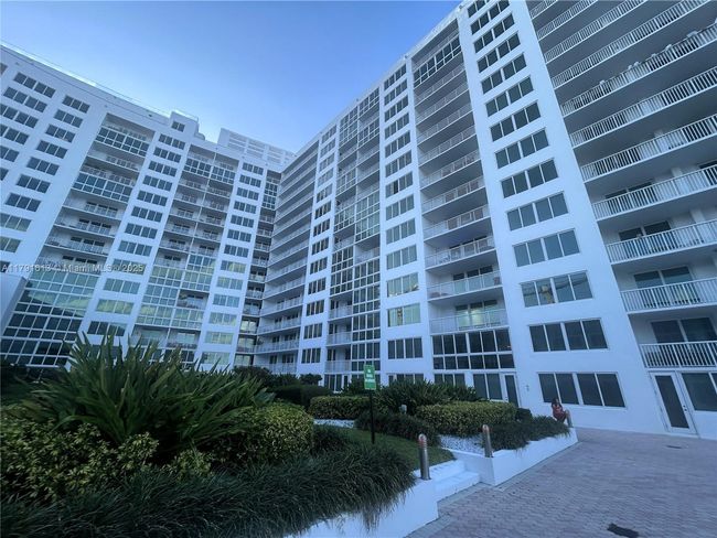 APT-434 - 5401 Collins Ave, Condo with 2 bedrooms, 2 bathrooms and null parking in Miami Beach FL | Image 24