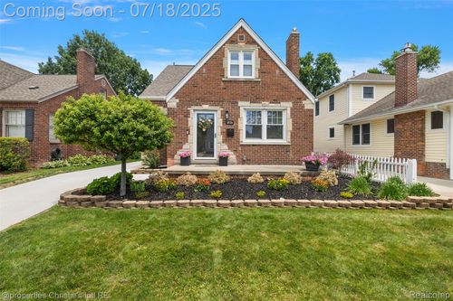 1816 Roslyn Rd, Grosse Pointe Woods, MI, 48236-1013 | Card Image