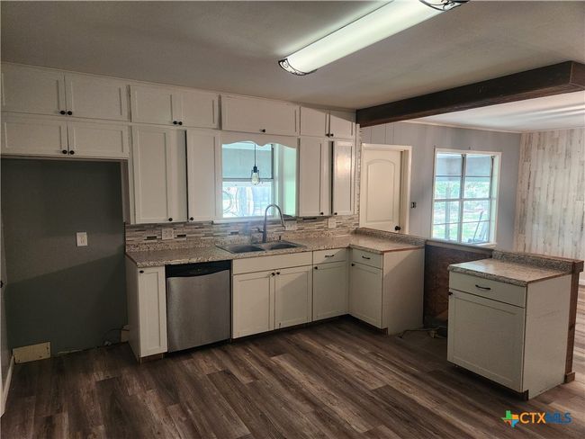 325 Montgomery St, House other with 3 bedrooms, 1 bathrooms and null parking in Yoakum TX | Image 4