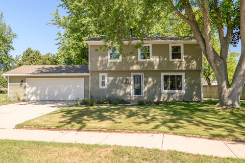 519 Greenfield Dr, GRAFTON, WI, 53024-1118 | Card Image