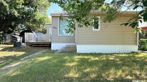 605 2 Nd St, House with 2 bedrooms, 1 bathrooms and 2 parking in Estevan SK | Card Image