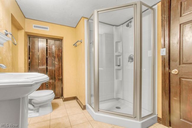 Lower level full bath | Image 29