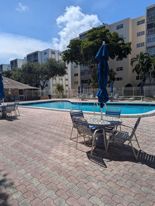 apt-206-900 Ne 12th Ave, Hallandale Beach, FL, 33009-2650 | Card Image