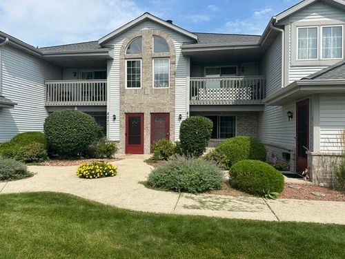 827 Quinlan Dr, Pewaukee, WI, 53072-1858 | Card Image