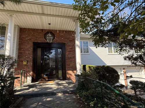 30 Dogwood Rd, Albertson, NY, 11507-1026 | Card Image