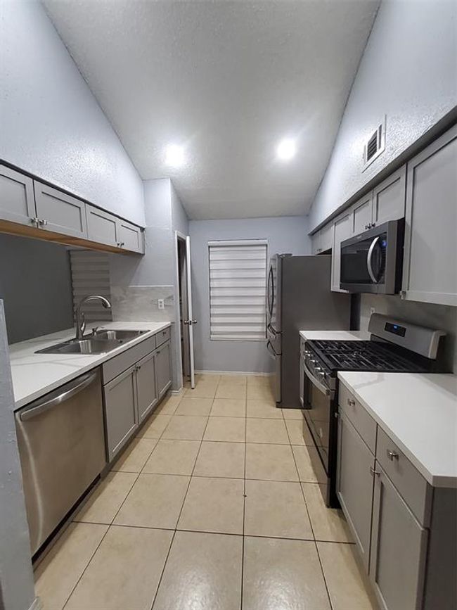 10151 Inwood Hollow Ln, Home with 3 bedrooms, 2 bathrooms and null parking in Houston TX | Image 7