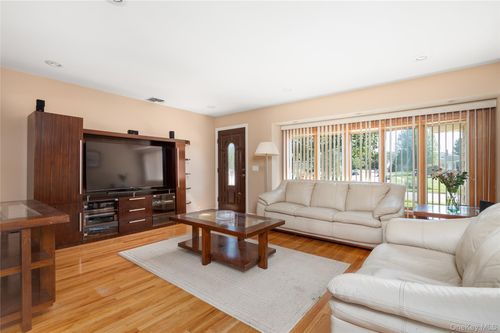 930 W Shelley Rd, North Bellmore, NY, 11710-2045 | Card Image