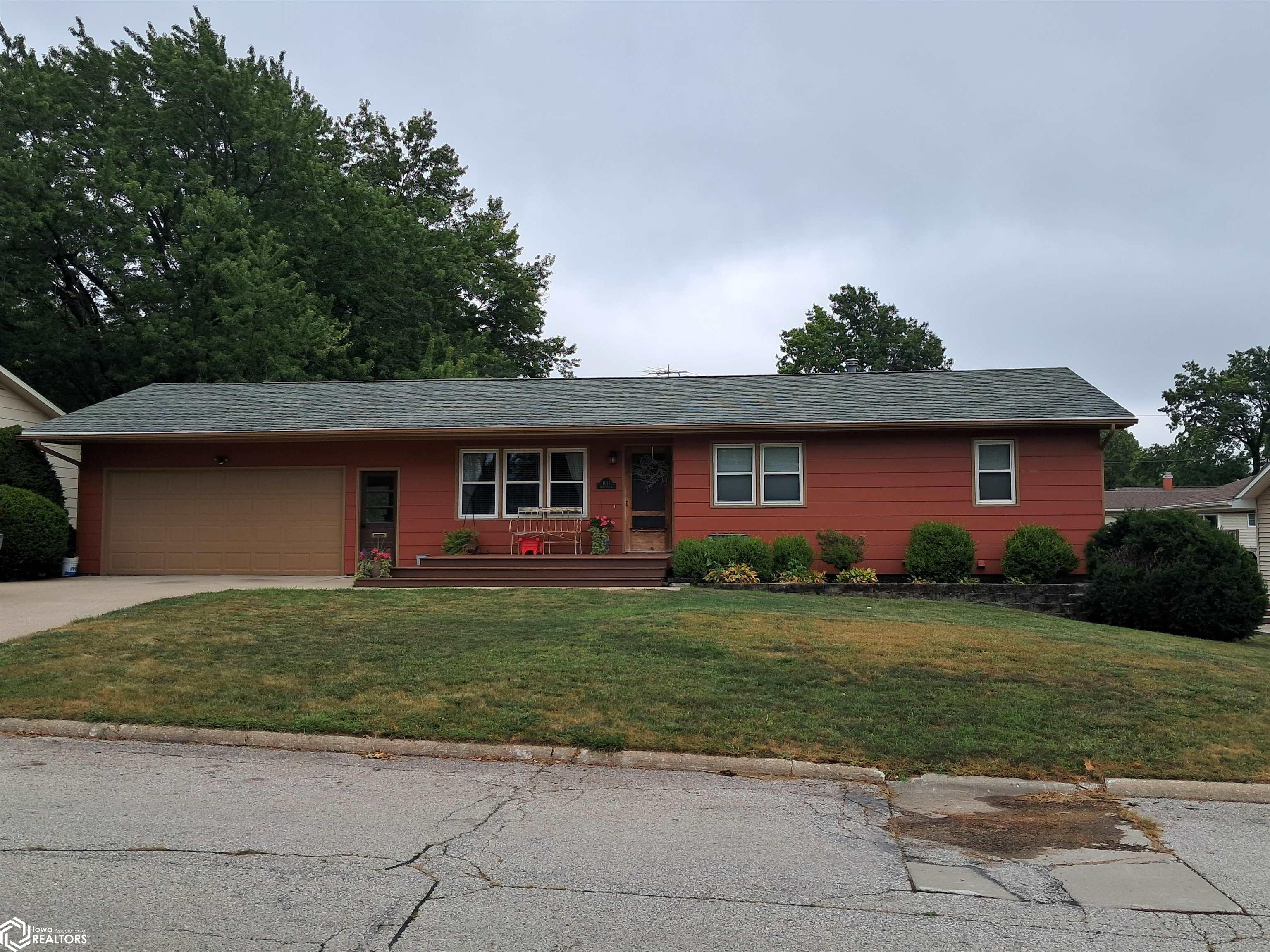 Poplar St, Creston, IA 50801