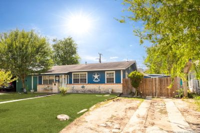 450 E Palfrey St, House other with 3 bedrooms, 2 bathrooms and null parking in San Antonio TX | Image 2