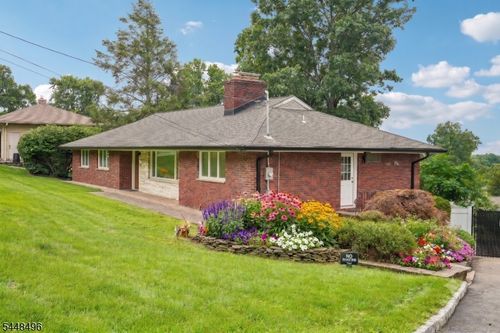 31 Surrey Dr, Wayne, NJ, 07470-5222 | Card Image