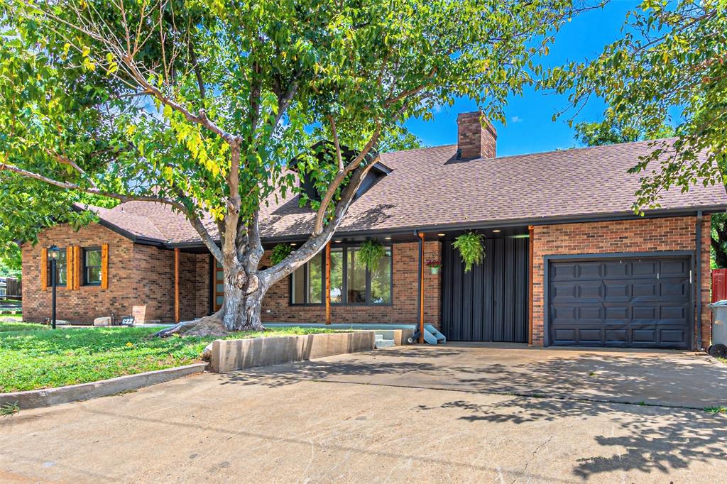 Crockett St, Granbury, TX 76048