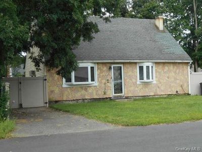 View of front of home featuring a front lawn | Image 1