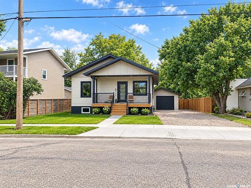 109 7 Th St, House with 4 bedrooms, 3 bathrooms and 3 parking in Weyburn SK | Card Image