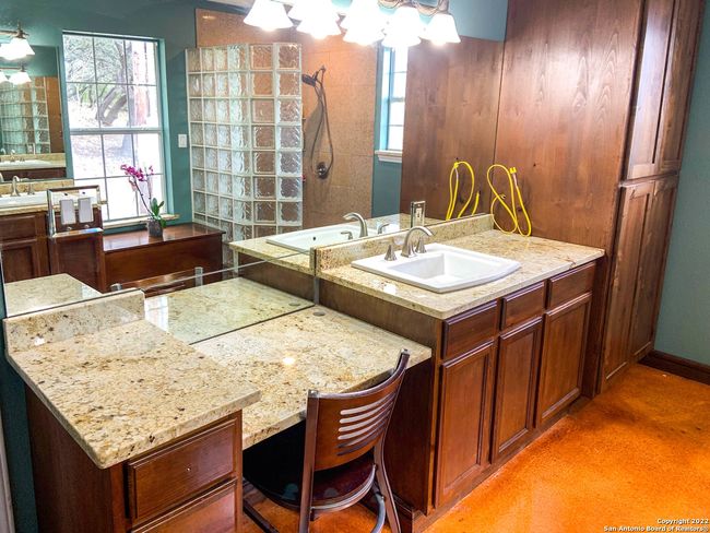 208 Scenic Mountain Dr, House other with 2 bedrooms, 3 bathrooms and null parking in Lakehills TX | Image 23