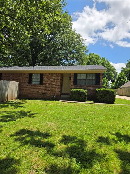 211 S Carl St, Siloam Springs, AR, 72761-3131 | Card Image