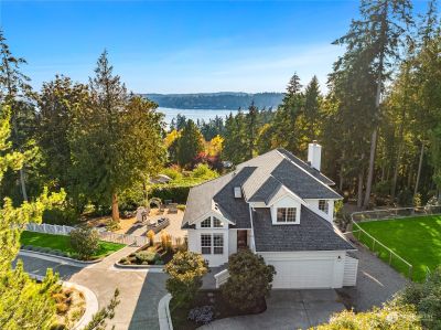 Welcome home to this south end charmer in one of the most sought after areas of Bainbridge Island! | Image 1