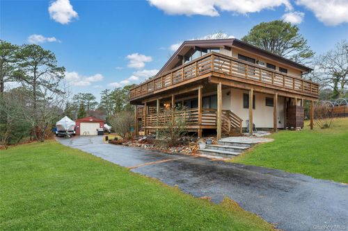 5 Maidstone Ln, Hampton Bays, NY, 11946-1662 | Card Image