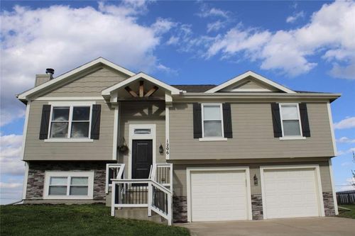 1206 Viola St, Smithville, MO, 64089-9166 | Card Image