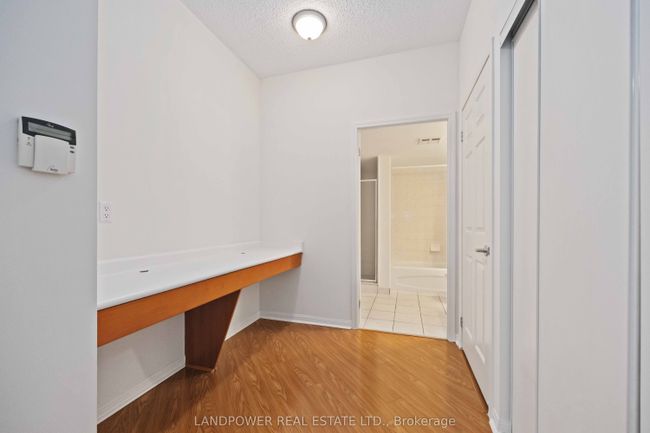 1017 - 230 Queens Quay W, Condo with 2 bedrooms, 1 bathrooms and null parking in Toronto ON | Image 21