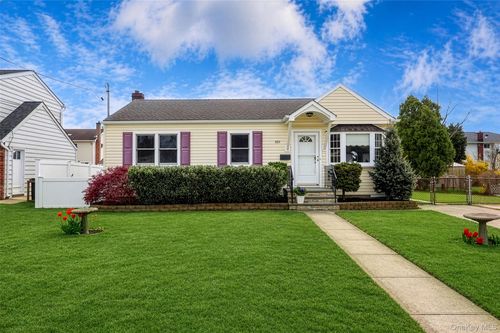 821 10th St, West Babylon, NY, 11704-3811 | Card Image