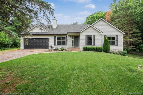 332 Triangle Lake Rd, Howell, MI, 48843-7957 | Card Image