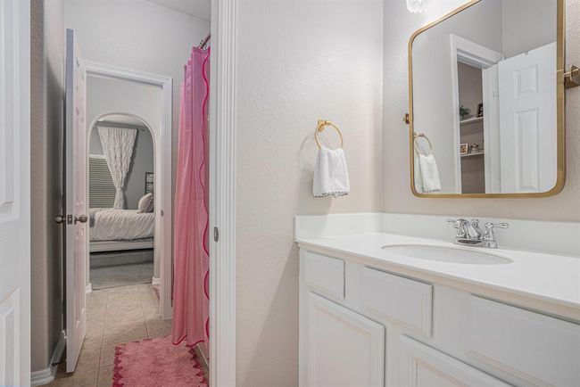 sink area in the adjoining bathroom | Image 29