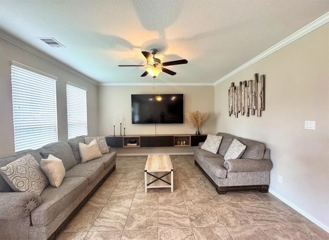 718 S Chamfer Way, House other with 4 bedrooms, 3 bathrooms and 3 parking in Crosby TX | Image 4
