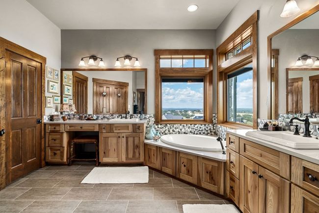 115 Trophy Oak Pt, Home with 5 bedrooms, 5 bathrooms and 3 parking in Fredericksburg TX | Image 22