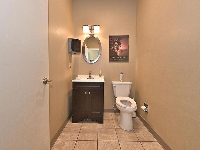 Bathroom West Wing | Image 9