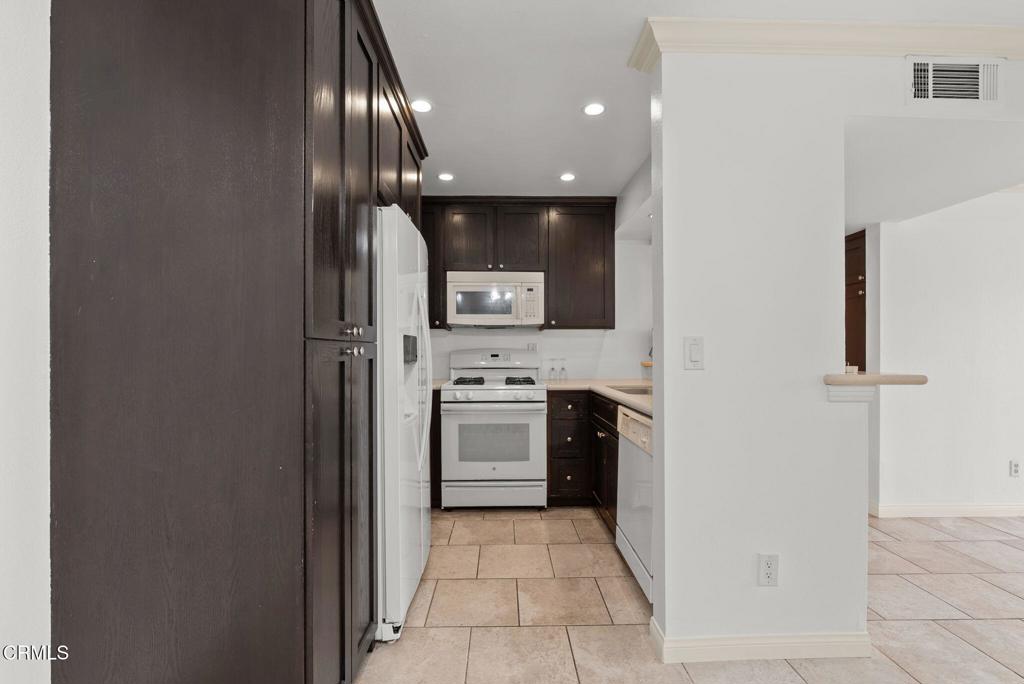 Residential Lease in Encino 4